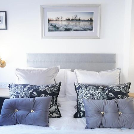 One Bedroom Luxury Ground Floor Apartment With Parking In Heart Holt Holt  Ngoại thất bức ảnh