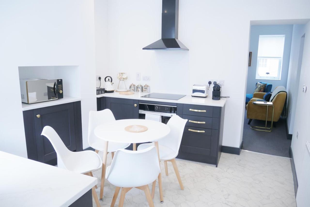 One Bedroom Luxury Ground Floor Apartment With Parking In Heart Holt Holt  Ngoại thất bức ảnh