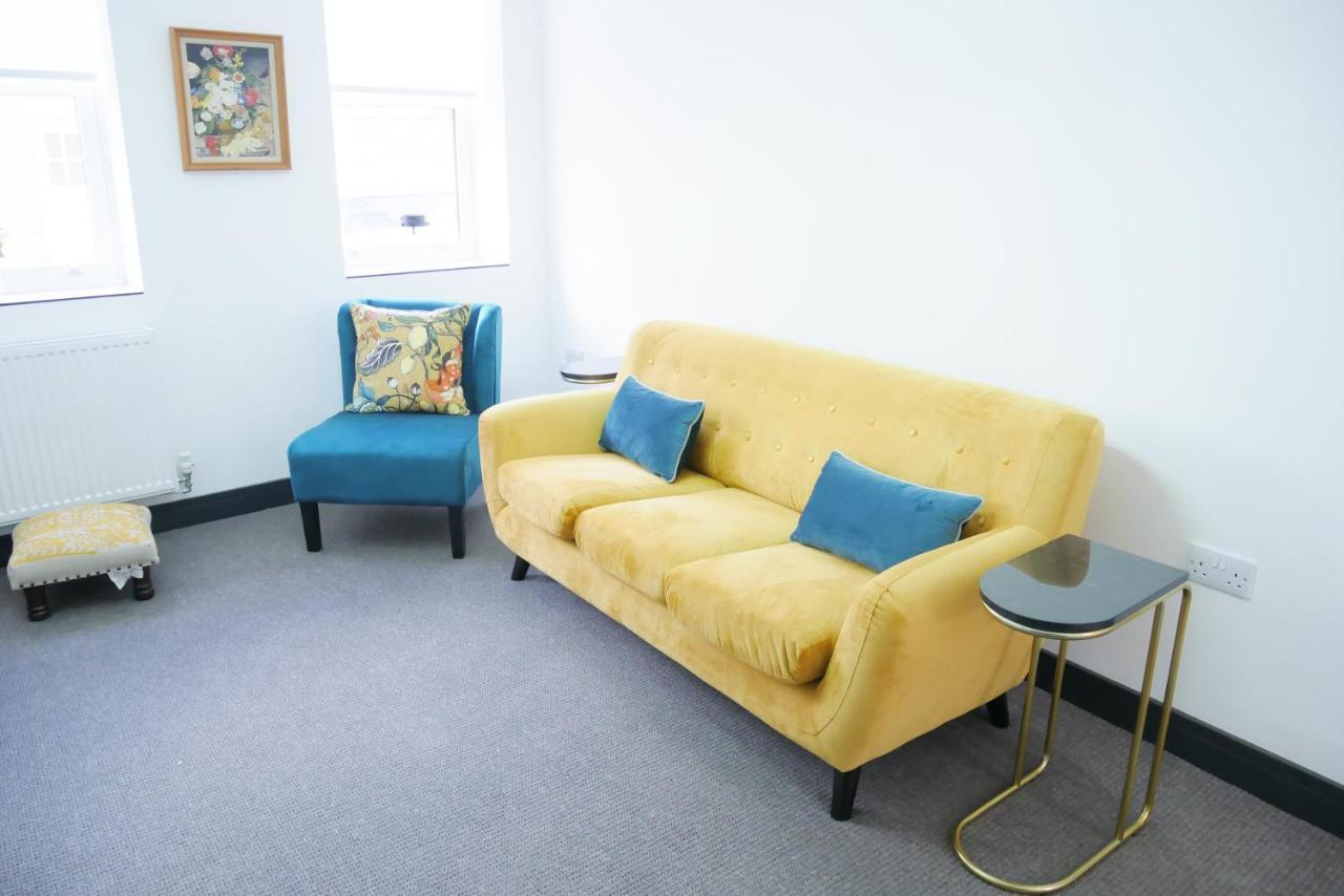 One Bedroom Luxury Ground Floor Apartment With Parking In Heart Holt Holt  Ngoại thất bức ảnh