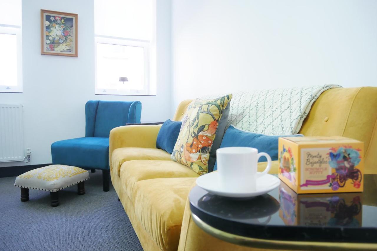 One Bedroom Luxury Ground Floor Apartment With Parking In Heart Holt Holt  Ngoại thất bức ảnh