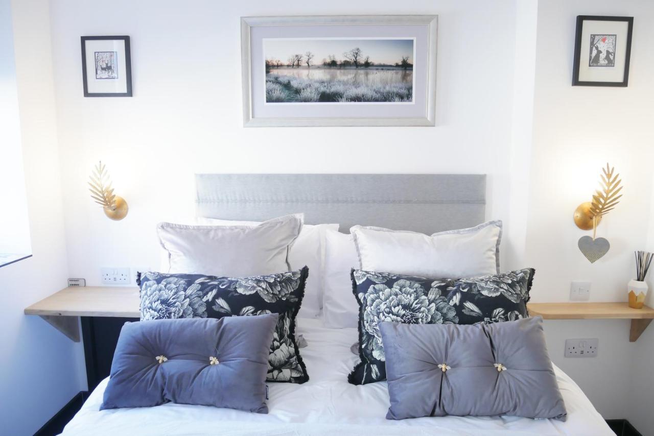 One Bedroom Luxury Ground Floor Apartment With Parking In Heart Holt Holt  Ngoại thất bức ảnh