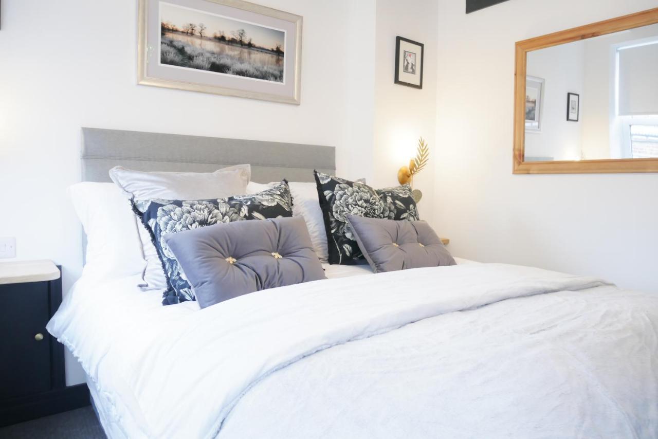 One Bedroom Luxury Ground Floor Apartment With Parking In Heart Holt Holt  Ngoại thất bức ảnh
