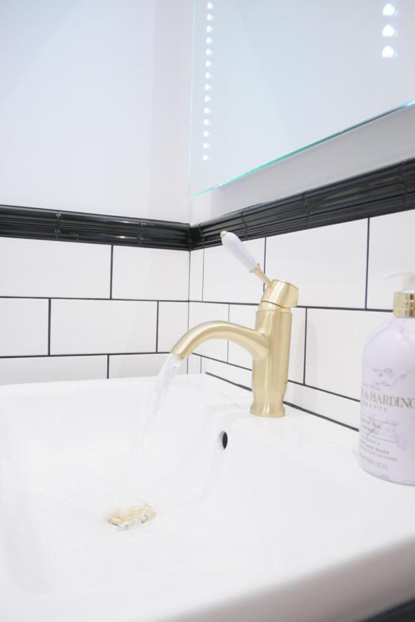 One Bedroom Luxury Ground Floor Apartment With Parking In Heart Holt Holt  Ngoại thất bức ảnh